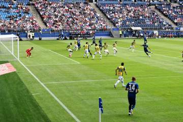 日本队1-0击穿瑞典防线！堂安律一记斜塞撕裂防守，前田大然冷静推射建功！（配图示意）